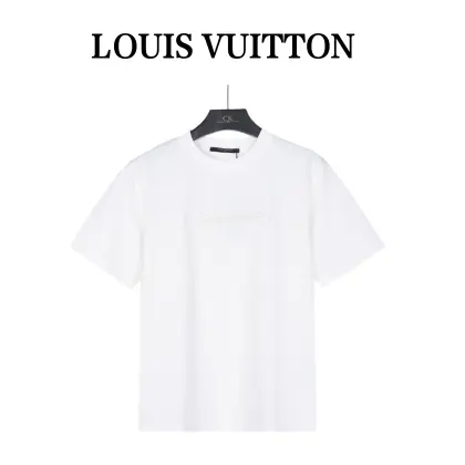 (支持放店) LouisVuitton/路易威登刺绣草写字母签名短袖T恤 顶级版本,区分市面通货.男女同款全新美学灵感趣味设计,渠道性质精品.让整体造型设计更加优雅时尚,今夏最火系列,无数明星潮人追捧.裁剪工艺细节处理工整为玩味时尚增添色彩!工整细致,合身的版型构造更是独具匠心,上身不仅有着出彩的辨识度更是减龄青春.一款穿着意义还有穿搭性能都很极致的款式,绚丽的色系调配,此款的工艺必然也是极致非凡,上身的舒适度绝对足够的强大,也是奢品本质的一种彰显!柔软轻薄,触感更是极端撩人,透气性能十分之强大,尤为适合春夏季节的穿搭所需,妥妥的穿着享受,并且各处的细节以及织带的工艺都是尽善尽美,更显高级感! 颜色:白色、黑色